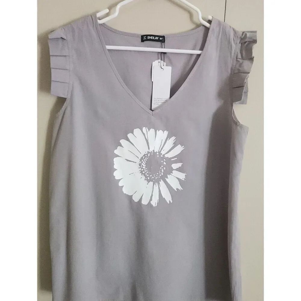 F71 Sheilay Women's Gray V-Neck Top w White Daisy Graphic & Pleated cap sleeves